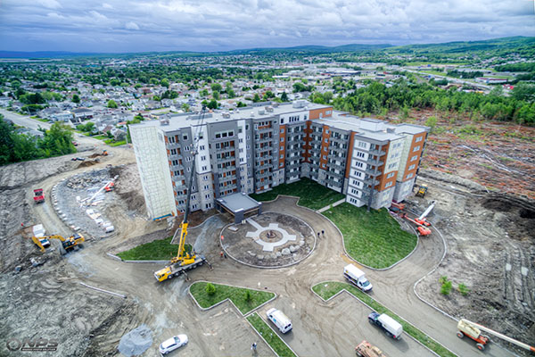 Photographie aérienne par drone d'un chantier de construction d'un immeuble à plusieurs étages