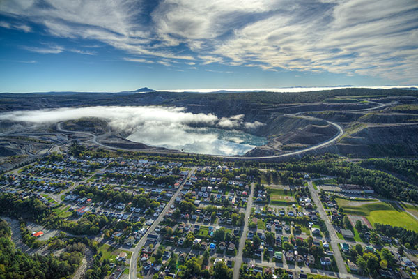 Photographie aérienne par drone de la ville de Thetford Mines avec vue sur mine British Canadian