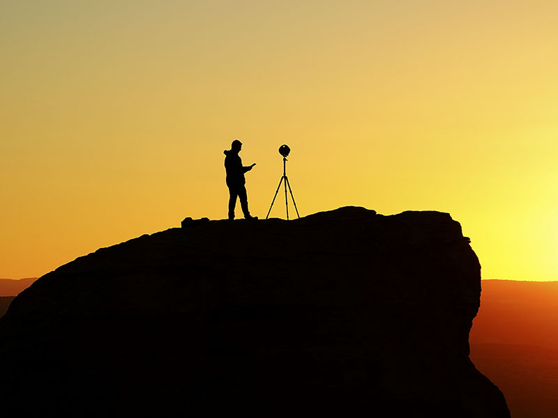 Patrick Nadeau, caméraman vidéo 360 degrés photographié au coucher du soleil